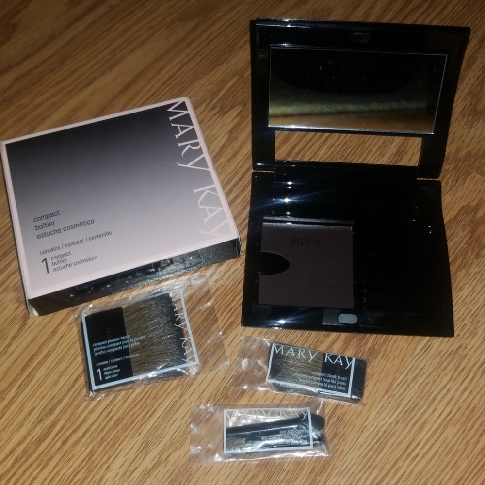 Mary Kay Compact NIB w/ Assorted Compact Brushes